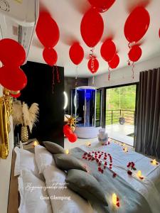 Schlafzimmer mit roten Ballons an der Decke in der Unterkunft Gaia Glamping Elegancia Escarlata estándar 1 in San Rafael