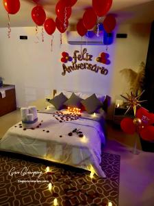 Schlafzimmer mit einem Bett mit roten Ballons an der Decke in der Unterkunft Gaia Glamping Elegancia Escarlata estándar 1 in San Rafael