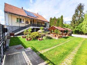 una imagen de una casa con paneles solares en el patio en La Siesta Bogács Apartman en Bogács