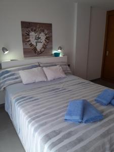 duże łóżko z dwoma ręcznikami na górze w obiekcie Sunbeach Apartment La Tejita w mieście Granadilla de Abona