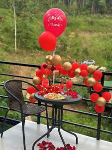 einen Tisch mit einem Haufen Ballons und einem Tisch mit in der Unterkunft Gaia Glamping Elegancia Escarlata estándar 1 in San Rafael