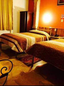 Hotel Metropolitano tesisinde bir odada yatak veya yataklar