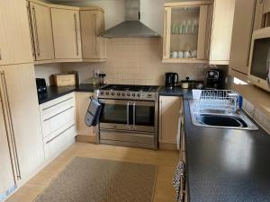 Η κουζίνα ή μικρή κουζίνα στο Charming 3-Bedroom Norwich Retreat Garden& Parking