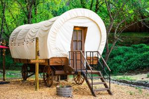 Fotografie z fotogalerie ubytování Cozy Wild West Covered Wagon next to River v destinaci Grants Pass