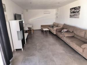 a living room with a couch and a table at Chaletpiscina in Benicarló