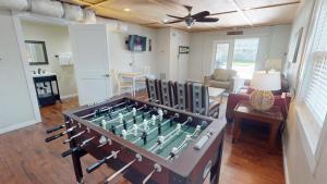 - un salon avec un échiquier dans l'établissement 4-B 12th Street by Tybee Vacation Rentals, à Tybee Island 53 autres photos