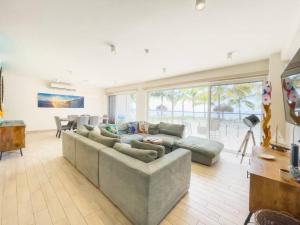 TV a/nebo společenská místnost v ubytování Olas del Mar by Playa Caracol Residences