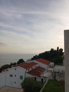 um grupo de edifícios com o oceano ao fundo em Pinjes apartment Sea view em Ulcinj