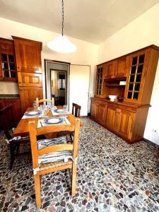 フォルテ・デイ・マルミにあるCasa indipendente con 2 camere da lettoのキッチン(木製テーブル、椅子、キャビネット付)