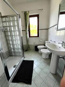 フォルテ・デイ・マルミにあるCasa indipendente con 2 camere da lettoのバスルーム(シャワー、洗面台、トイレ付)