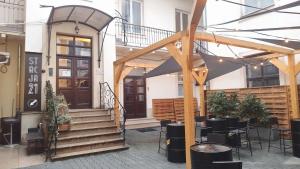 restauracja ze stołem i krzesłami przed budynkiem w obiekcie Urban Nest Apartments Szewska 21-19 w Krakowie