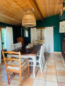 ein Esszimmer mit einem Tisch und Stühlen in der Unterkunft Suite familiale à la campagne in Sauveterre