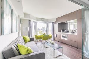 un soggiorno con divano e tavolo di Charming Downtown Condos by GLOBALSTAY a Toronto