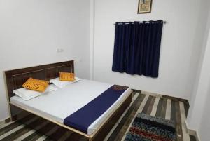 Voodi või voodid majutusasutuse Goroomgo Hotel Kashi Nest Varanasi - A Peacefull Stay & Parking Facilities toas