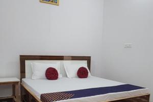 En eller flere senge i et værelse på Goroomgo Hotel Kashi Nest Varanasi - A Peacefull Stay & Parking Facilities