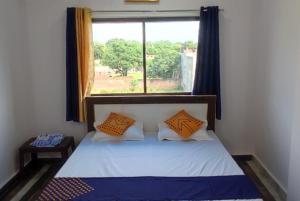Ένα ή περισσότερα κρεβάτια σε δωμάτιο στο Goroomgo Hotel Kashi Nest Varanasi - A Peacefull Stay & Parking Facilities