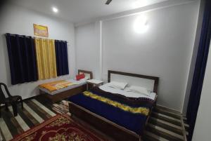 En eller flere senger på et rom på Goroomgo Hotel Kashi Nest Varanasi - A Peacefull Stay & Parking Facilities