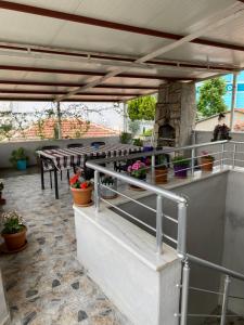 een patio met tafels en stoelen en een stenen vloer bij Gökçen Home in Pamukkale
