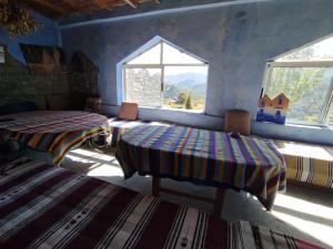 a room with two beds and a window at Gîte de montagne Azilane in Izilane