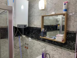 W łazience znajduje się umywalka i lustro. w obiekcie Gökçen Home w mieście Pamukkale