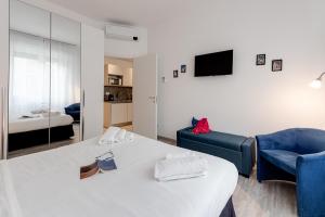 ein Schlafzimmer mit einem Bett, einem Sofa und einem TV in der Unterkunft Frullhouse - Sweet Dreams in Florence in Florenz