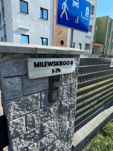 トゥレクにあるApartament Milewskiegoの石垣の脇にある標識