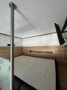 トゥレクにあるApartament Milewskiegoのガラスの壁のドミトリールームのベッド1台分です。