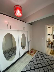 een woonkamer met twee ronde spiegels in een kamer bij Gökçen Home in Pamukkale