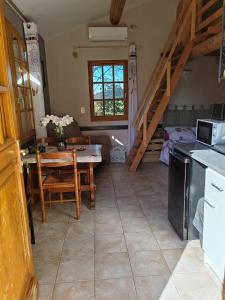 Kuchyň nebo kuchyňský kout v ubytování STUDIO meublé indépendant chez l'habitant