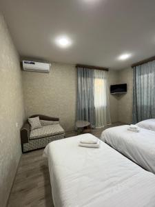 Meghri的住宿－NAREMA FAMILY HOTEL Meghri，酒店客房,设有两张床和一张沙发