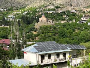 una casa con paneles solares encima en NAREMA FAMILY HOTEL Meghri, en Meghri