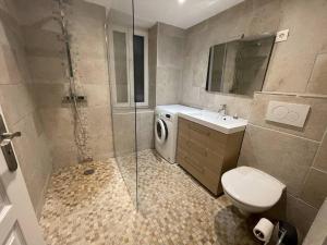 Ein Badezimmer in der Unterkunft * Marseille *appt climatisé plages, calanques