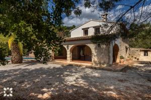 una vista esterna di una casa con arco di Villa Fantaxat by Abahana Villas a Benissa