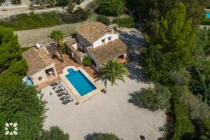 vista aerea di una casa con piscina di Villa Fantaxat by Abahana Villas a Benissa