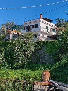 ein weißes Haus auf einem Hügel in der Unterkunft Mediterranea Casa del Capricorno in Massa Lubrense