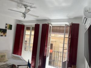 Habitación con cortinas rojas y ventana en -Saint Thomas- Alicante Old Town, en Alicante