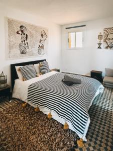 - une chambre avec un lit noir et blanc et un canapé dans l'établissement Surfiscamp Dakhla, à Dakhla