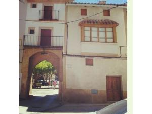una entrada a un edificio con una ventana y un arco en Casa Rural Zaragoza, en Almonacid de la Sierra