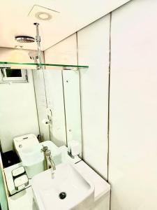 uma casa de banho com um lavatório e um espelho em Look Home Guesthouse em Seul