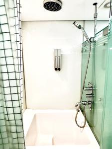 y baño con ducha y lavamanos. en Look Home Guesthouse en Seúl