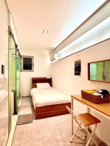 1 dormitorio con 1 cama y escritorio con escritorio en Look Home Guesthouse en Seúl