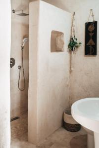 La salle de bains est pourvue d'une douche et d'un lavabo. dans l'établissement Surfiscamp Dakhla, à Dakhla