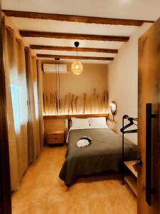 sypialnia z łóżkiem i sufitem w obiekcie Poseidon Rooms w mieście Kala Nera