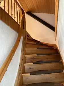 een trap in een huis met houten trappen bij Lübecknah ! in Herrnburg