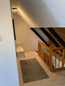 een zolderkamer met een trap en een plafond bij Lübecknah ! in Herrnburg