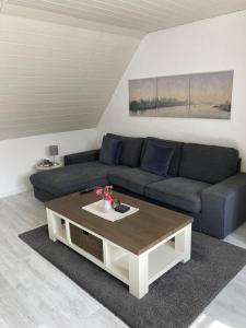 een woonkamer met een bank en een salontafel bij Lübecknah ! in Herrnburg