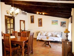 - un salon avec une table et un canapé dans l'établissement Casa Rural Zaragoza, à Almonacid de la Sierra