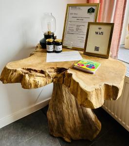 een tafel gemaakt van een boomstronk bij L'Héritage de Durbuy in Durbuy