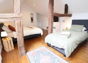 2 Einzelbetten in einem Zimmer mit Holzböden in der Unterkunft L'Héritage de Durbuy in Durbuy