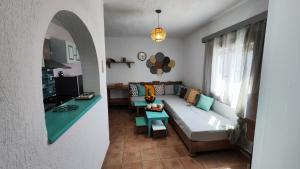 TV a/nebo společenská místnost v ubytování Evdoxia's Mochlos House